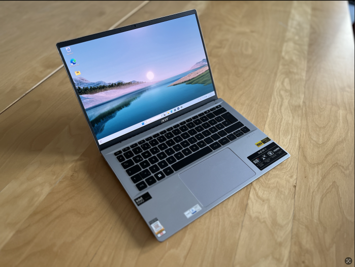 Die gute Verarbeitungsqualit&auml;t gef&auml;llt uns. An Stickern h&auml;tte Acer aber sparen k&ouml;nnen. (Quelle: Martin B&ouml;ckmann/Golem.de)